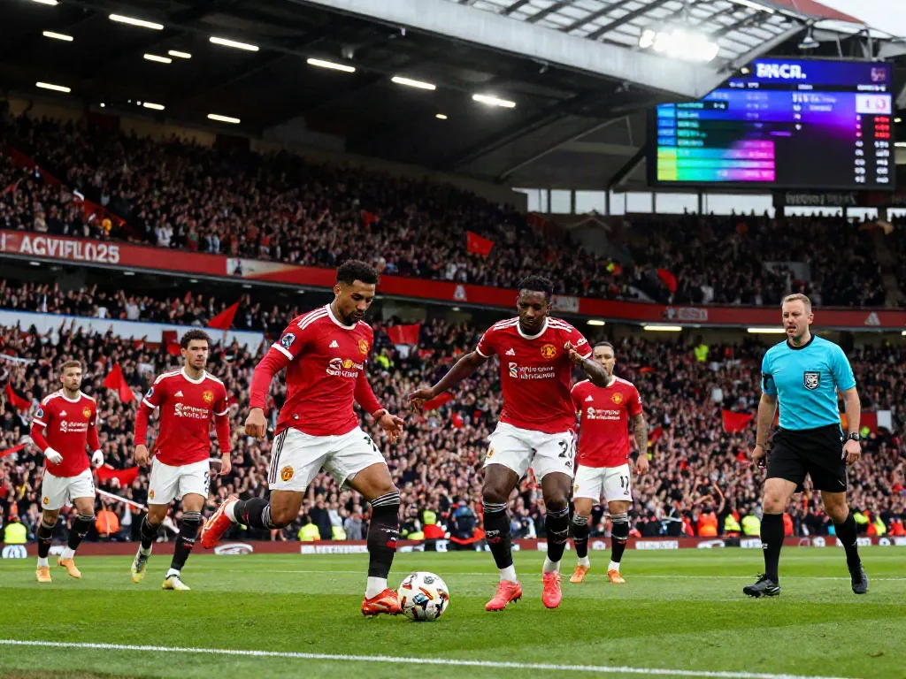 แมนยู vs ลิเวอร์พูล 10 นัดล่าสุด intense soccer match scene capturing rivalry and passion.